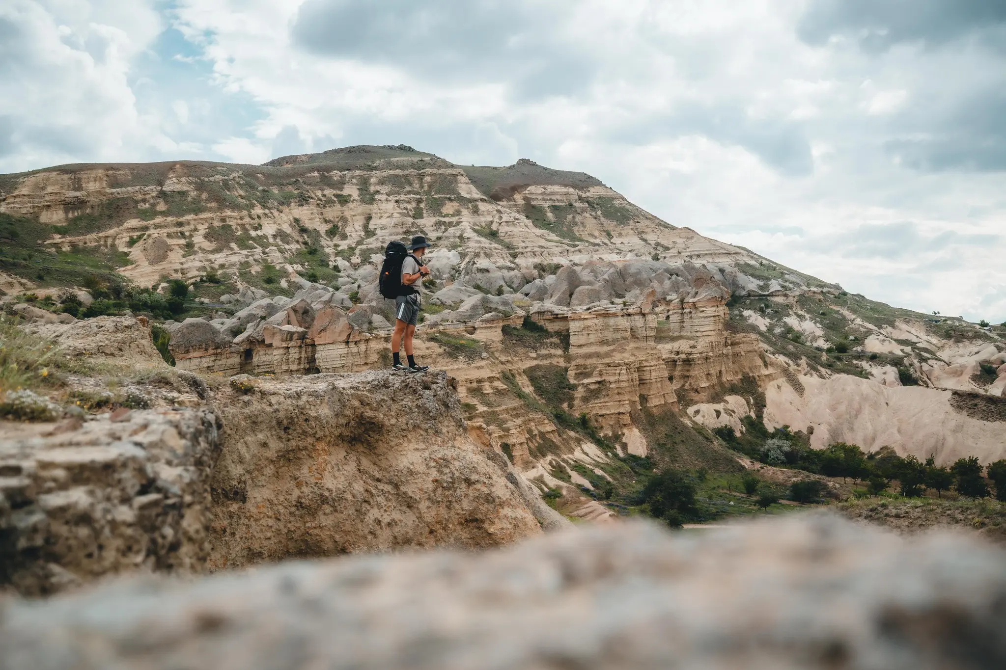 Wanderer mit Rucksack, der über die einzigartige Landschaft Kappadokiens in der Türkei blickt